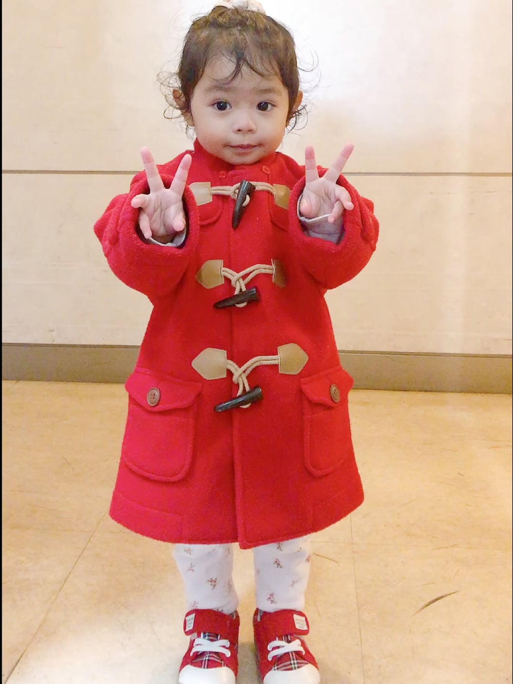 「クリスマスに着たい服、キッズファッション、ベビーコーデ、2歳、２歳1ヶ月、クリスマスコーデ、ダッフルコート、mikihouse、休日スタイル、娘コーデ、女の子、女の子ベビー、女の子ファッション」｜「MIKI HOUSEのフリースダッフルコート（その他アウター、レッド系）」を使った、ちゅーてぃさん（キッズ・90cm）の冬コーディネートの2枚目の写真