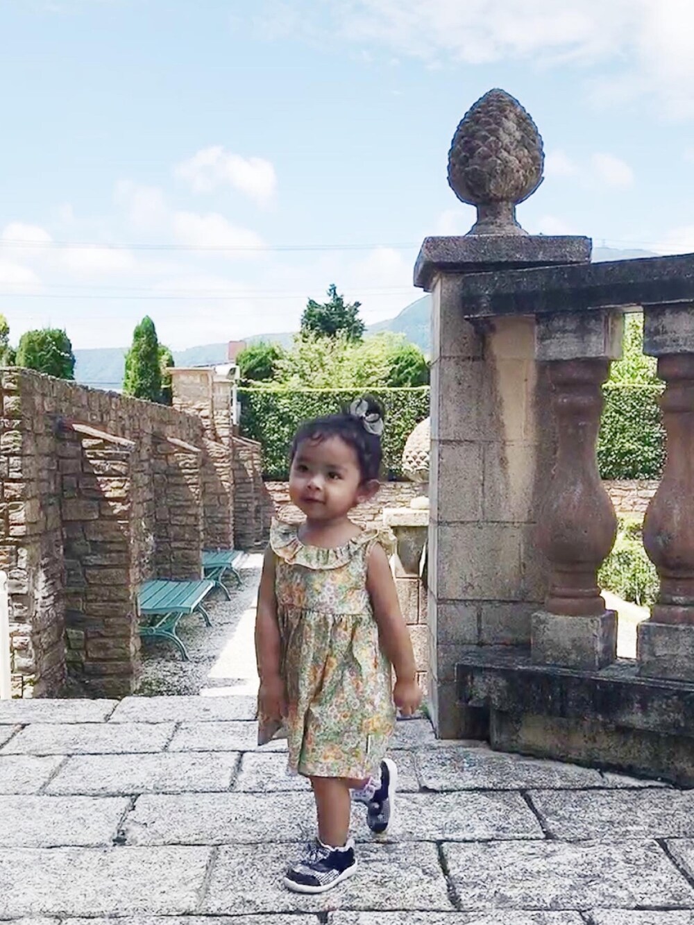 「キッズコーデ、休日スタイル、おんなのこ、ワンピース、1歳、女の子、ベビーコーデ、リゾートスタイル、夏休み、一歳、ベビー、ベビーファッション、ベビー服、SLAPSLIP」｜「SLAP SLIPのSLAPSLIP/【お揃い】花柄フリルバックリボンワンピース(80~130cm)（ワンピース、イエロー系）」を使った、ちゅーてぃさん（キッズ・80cm）の夏コーディネートの2枚目の写真