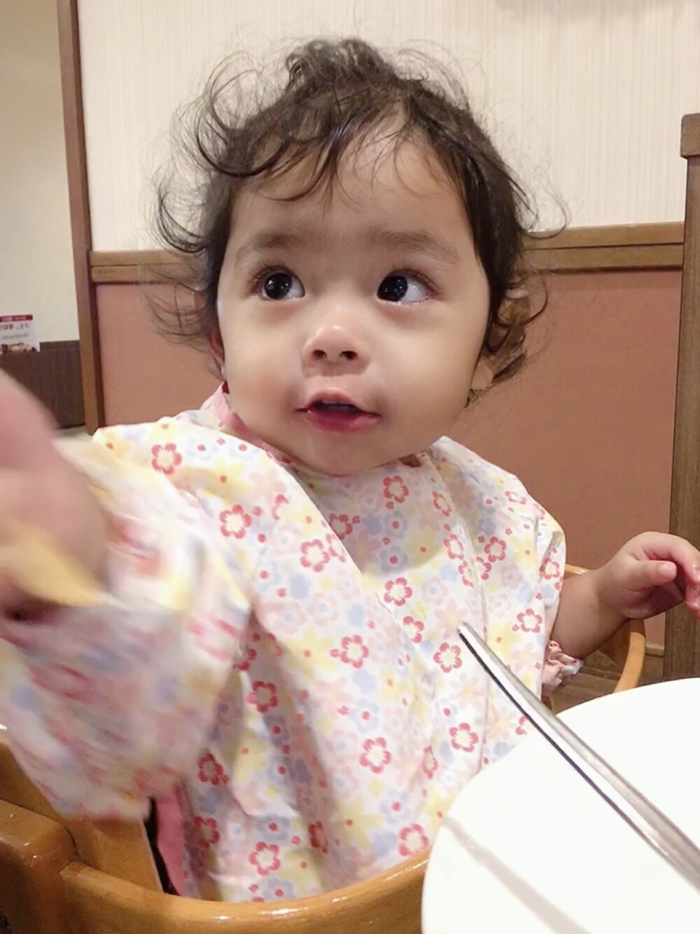 「1歳、お食事エプロン、お食事、ベビーファッション、コンビミニ、Combi mini、ベビーグッズ」｜「combiminiの長袖お食事エプロン（小花）（マグ/哺乳瓶/お食事グッズ、ピンク系）」を使った、ちゅーてぃさん（キッズ・90cm）の秋コーディネートの2枚目の写真