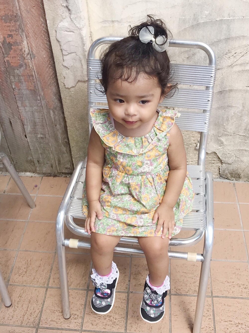 「キッズコーデ、休日スタイル、おんなのこ、ワンピース、1歳、女の子、ベビーコーデ、リゾートスタイル、夏休み、一歳、ベビー、ベビーファッション、ベビー服、SLAPSLIP」｜「SLAP SLIPのSLAPSLIP/【お揃い】花柄フリルバックリボンワンピース(80~130cm)（ワンピース、イエロー系）」を使った、ちゅーてぃさん（キッズ・80cm）の夏コーディネートの3枚目の写真