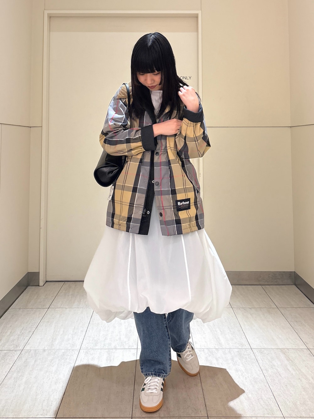 「ジャケット、春めき満開コーデ、春コーデ、パンツスタイル、オトナカワイイ、春服、おしゃれさんと繋がりたい、シンプルコーデ、ワンピース、スニーカー、バブアー、barbour、お出かけコーデ、レイヤードスタイル、カジュアル」｜「Barbourの【BARBOUR/バブアー別注】TRANSPORT リバーシブルブルゾン/UNISEX（ブルゾン、ブラック系）」を使った、moneさん（レディース・163cm）の春コーディネートの2枚目の写真