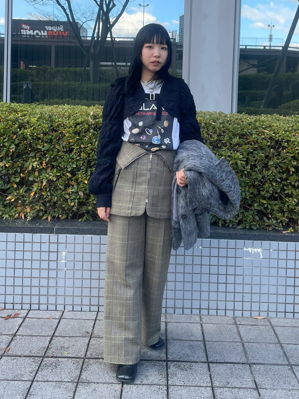 「冬コーデ、クリスマスに着たい服、大人かわいい、オトナ女子、きれいめカジュアル、休日スタイル、高身長女子、ブーツ、レイヤードスタイル、チェック、シャギーコート、ジャケット、あったかコーデ」｜「hellamのシャギーテーラードコート（ピーコート、グレー系）」を使った、moneさん（レディース・163cm）の冬コーディネートの2枚目の写真