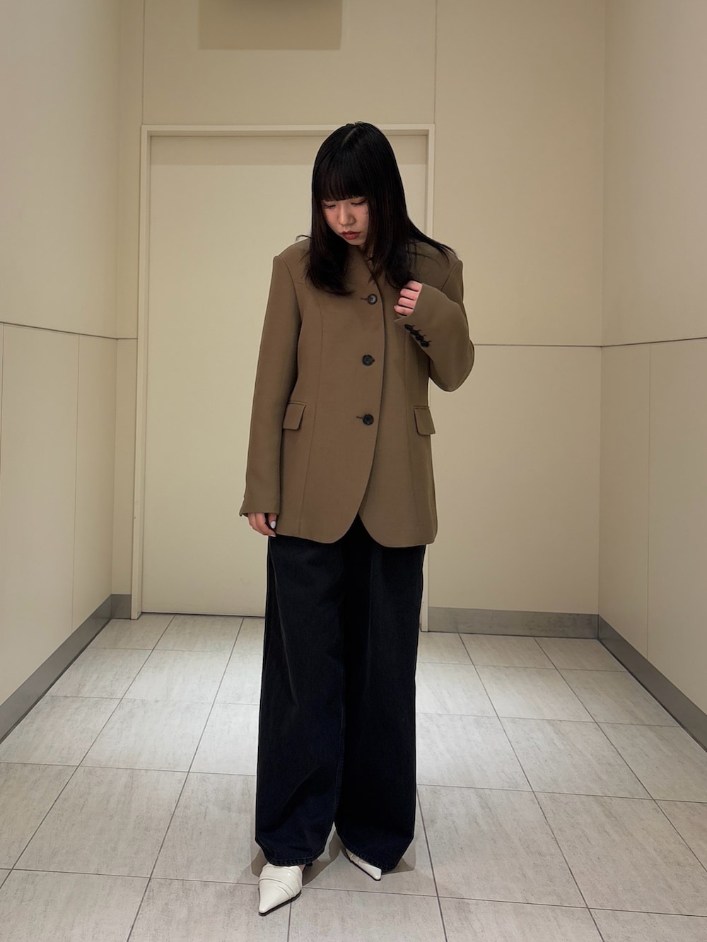 「春コーデ、春服、きれいめコーデ、オトナ女子、デニムコーデ、お呼ばれスタイル、ブラウン、デニムパンツ、ジャケット、ジャケットスタイル、ミュール、高身長、高身長女子」｜「ADAM ET ROPE'の【EMOELLE】・【サステナブル】ドレスデニムパンツ（デニムパンツ、ブラック系）」を使った、moneさん（レディース・163cm）の春コーディネートの2枚目の写真