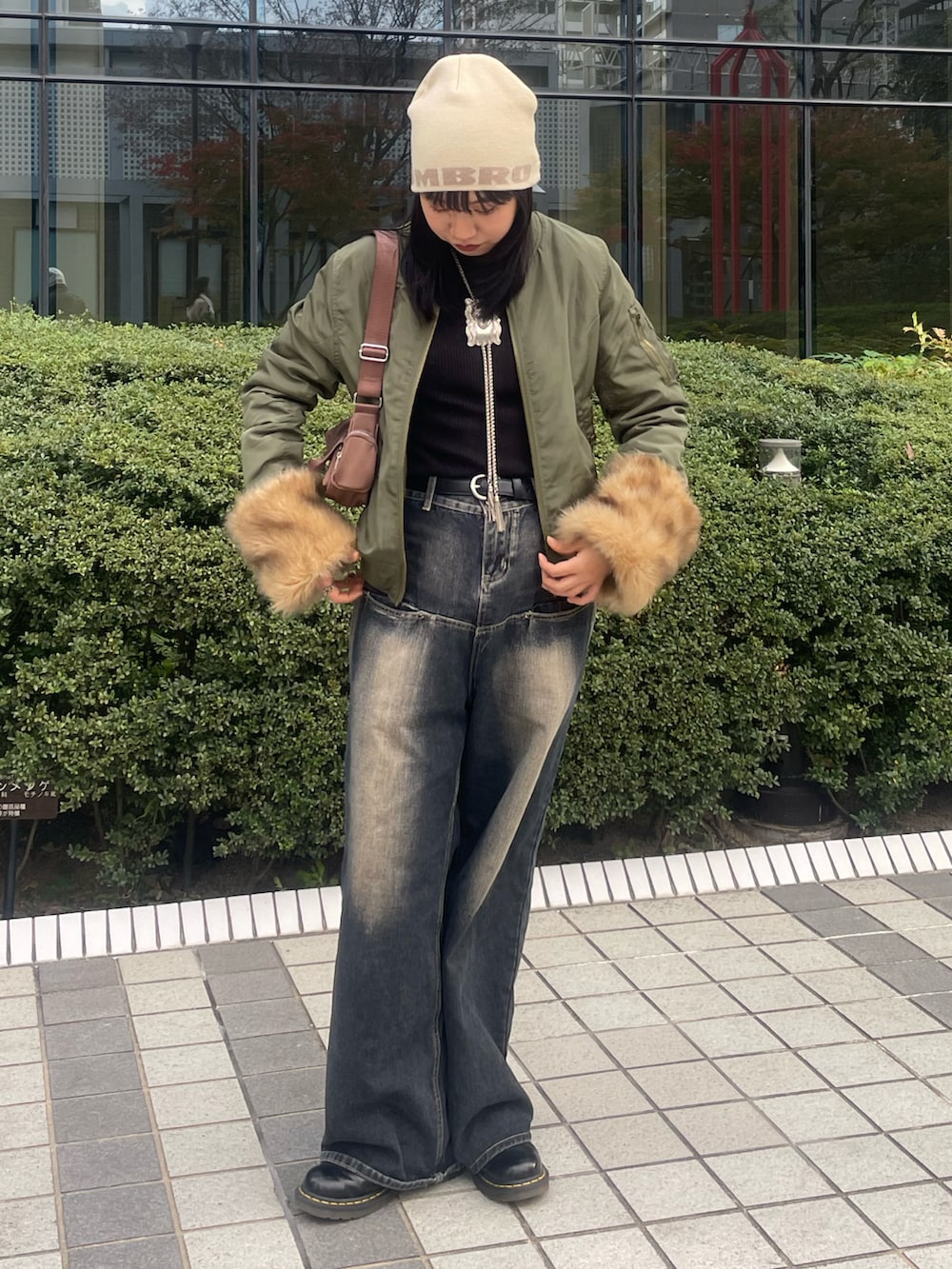 「最近のいい感じコーデ、秋冬コーデ、デニム、高身長女子、タートルネックニット、ブーツ、デニムパンツ、MA-1、y2k、ファー、ビーニー、冬コーデ、ootd、今日のコーデ」｜「FREAK'S STOREのUMBRO × FREAK'S STORE/アンブロ 別注 UMBROビーニー（ニットキャップ/ビーニー、ホワイト系）」を使った、moneさん（レディース・163cm）の冬コーディネートの2枚目の写真