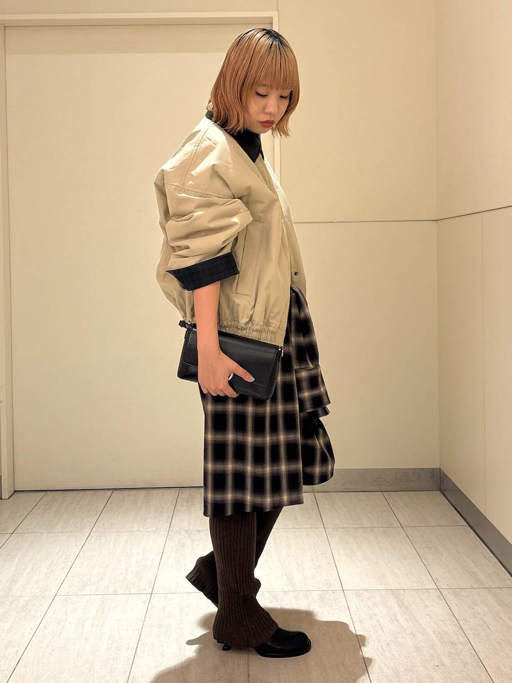 ベージュ系のジャケット/アウター、ブラウン系のシャツ/ブラウス、ブラウン系のその他パンツを着用したレディースの冬コーディネートの2枚目の写真