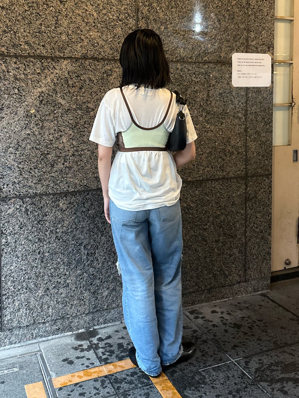 ホワイト系のTシャツ/カットソー、ブラウン系のトップス、ブルー系のデニムパンツを着用したレディースの夏コーディネートの2枚目の写真