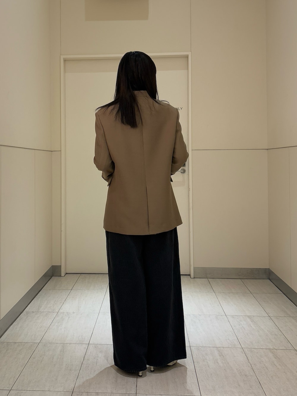 「春コーデ、春服、きれいめコーデ、オトナ女子、デニムコーデ、お呼ばれスタイル、ブラウン、デニムパンツ、ジャケット、ジャケットスタイル、ミュール、高身長、高身長女子」｜「ADAM ET ROPE'の【EMOELLE】・【サステナブル】ドレスデニムパンツ（デニムパンツ、ブラック系）」を使った、moneさん（レディース・163cm）の春コーディネートの3枚目の写真