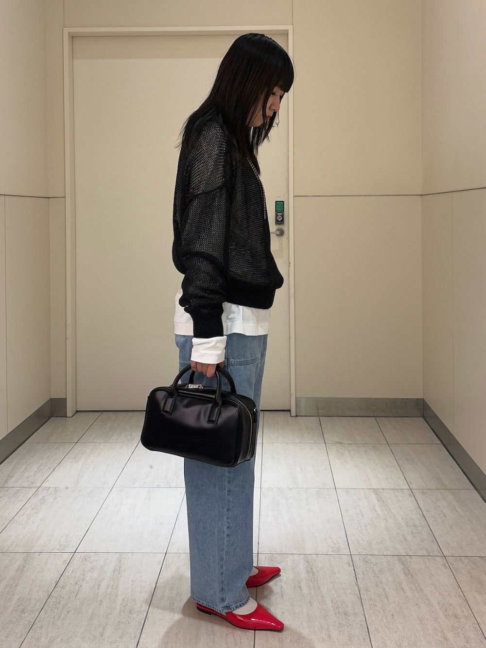 「ロンT、春服、デニムコーデ、大人女子、おでかけコーデ、春ニット、オトナカワイイ、モードカジュアル、大人かわいい、レイヤードスタイル、パンプス、メッシュ、メッシュニット、シンプルコーデ、高身長女子」｜「ADAM ET ROPE'の【サステナブル】ローゲージリリーニットプルオーバー（ニット/セーター、ブラック系）」を使った、moneさん（レディース・163cm）の春コーディネートの2枚目の写真