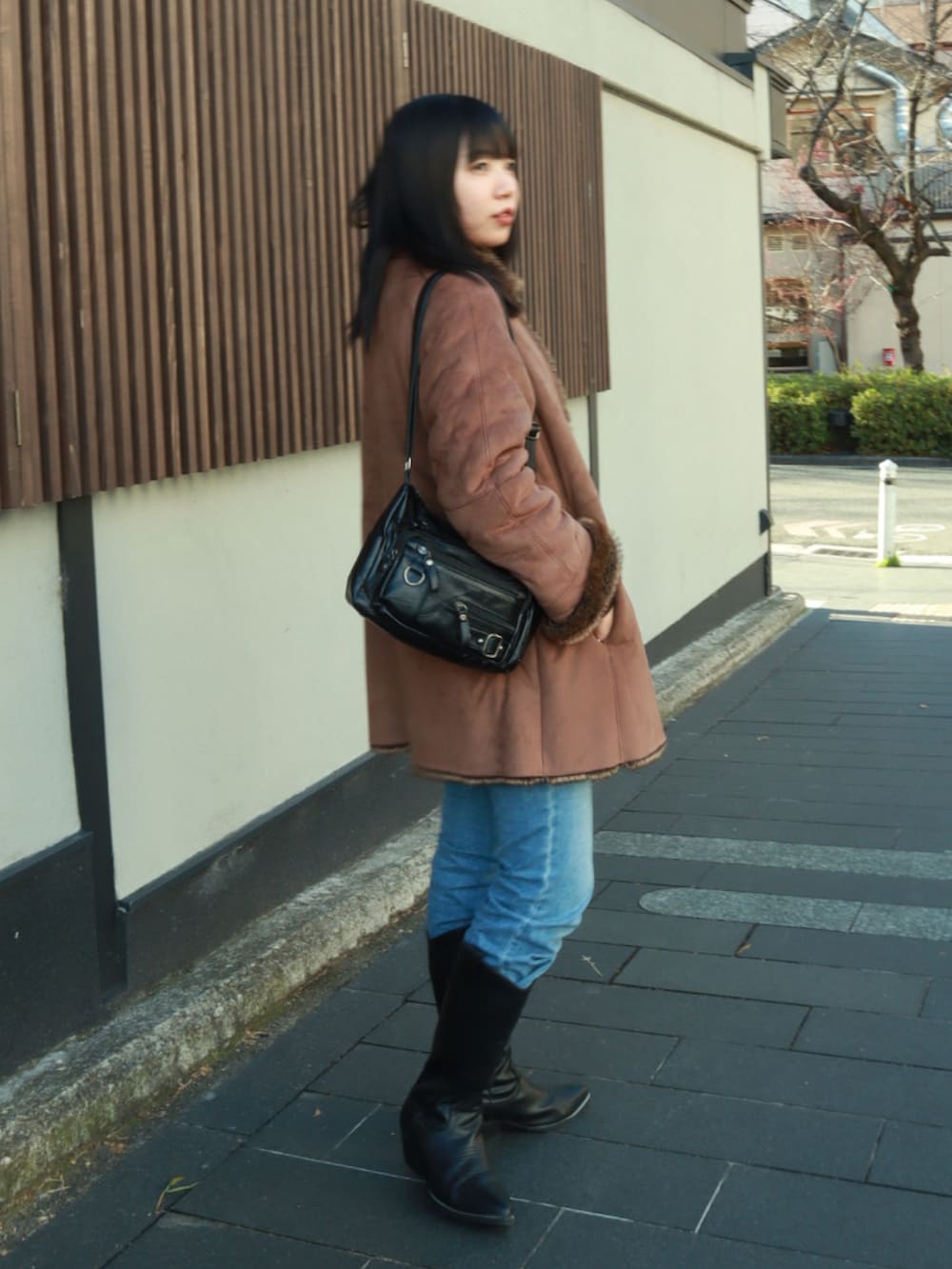 「プチプラ、大人コーデ、大人かわいい、冬服、ootd、レディースファッション、あったかコーデ、デニム、高身長女子、ファーコート、デニムパンツ、ウエスタンブーツ、ブーツ、シンプルコーデ、コートスタイル」｜「IMARIの【 antique andico / アンティーク アンディコ 】 アウトポケット ヴィンテージライク ショルダーバッグ（ショルダーバッグ、ブラック系）」を使った、moneさん（レディース・163cm）の冬コーディネートの2枚目の写真
