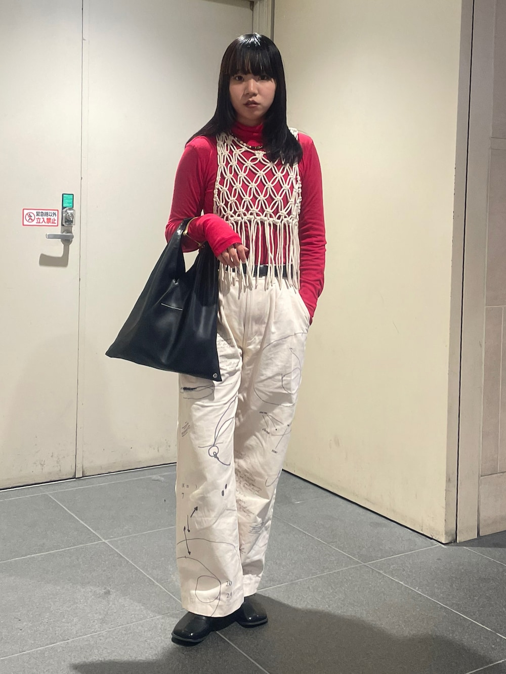 「クリスマスに着たい服、秋冬コーデ、お出かけコーデ、オトナ女子、パンツスタイル、キレイめ、高身長コーデ、高身長女子、ベスト、ブーツ、赤トップス、タートルネック、ロングコート、きれいめカジュアル、カジュアルコーデ」｜「HANNEのシアータートルロングスリーブTEE（Tシャツ/カットソー、レッド系）」を使った、moneさん（レディース・163cm）の冬コーディネートの2枚目の写真