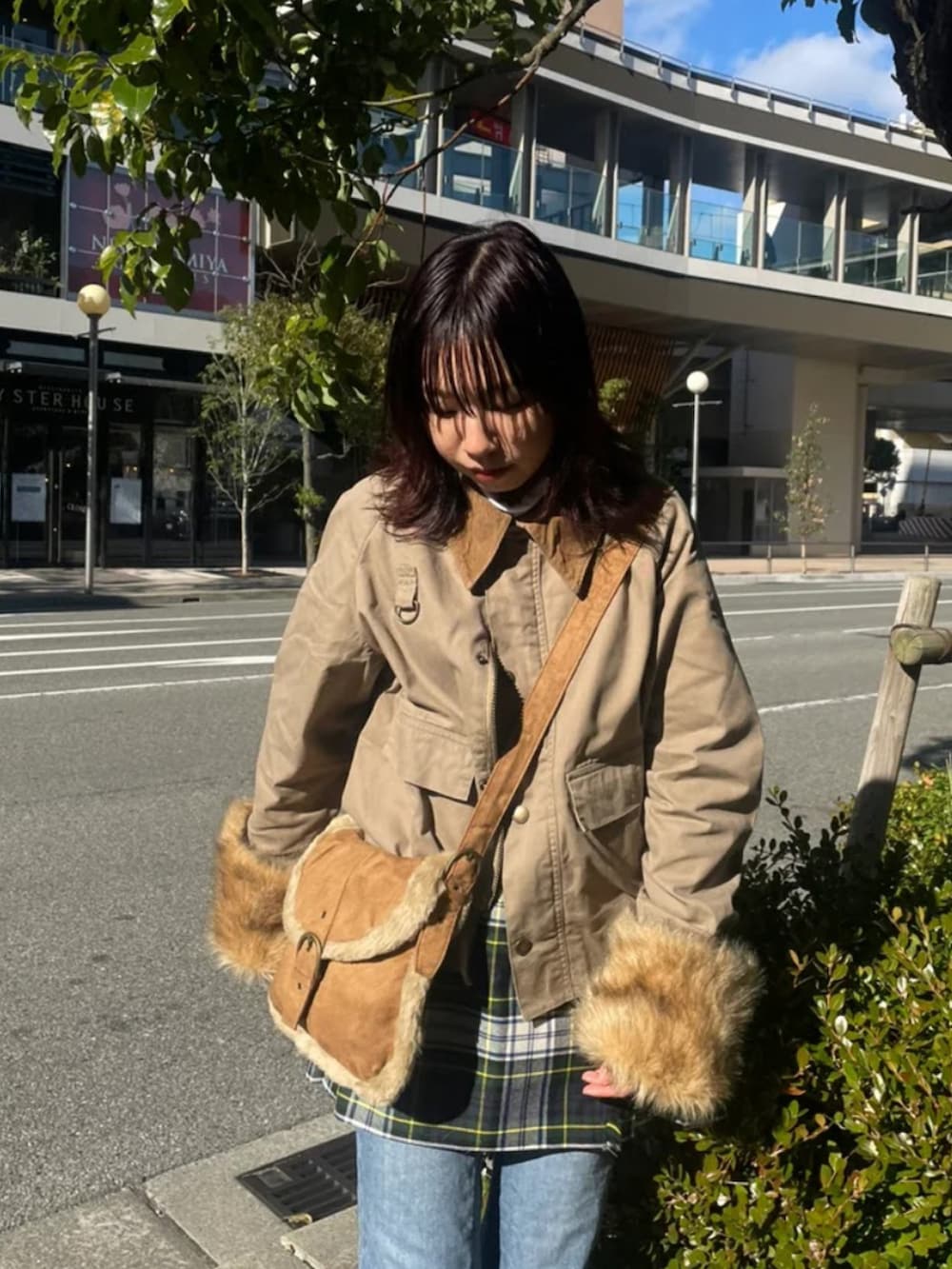「冬アウター、パンツスタイル、オトナ女子、オトナカジュアル、秋冬コーデ、ootd、デニム、ジャケット、バブアー、barbour、レイヤードスタイル、高身長女子、高身長コーデ、デニムパンツ、ミニスカート」｜「FREAK'S STOREのBarbour/バブアー barbour sl spey casual/バブアースペイカジュアル（ブルゾン、ベージュ系）」を使った、moneさん（レディース・163cm）の冬コーディネートの2枚目の写真
