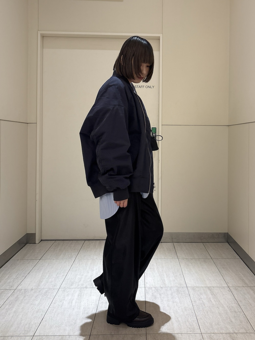 ブルー系のMA-1、ブルー系のシャツ/ブラウス、ブラック系のその他パンツを着用したレディースの冬コーディネートの2枚目の写真