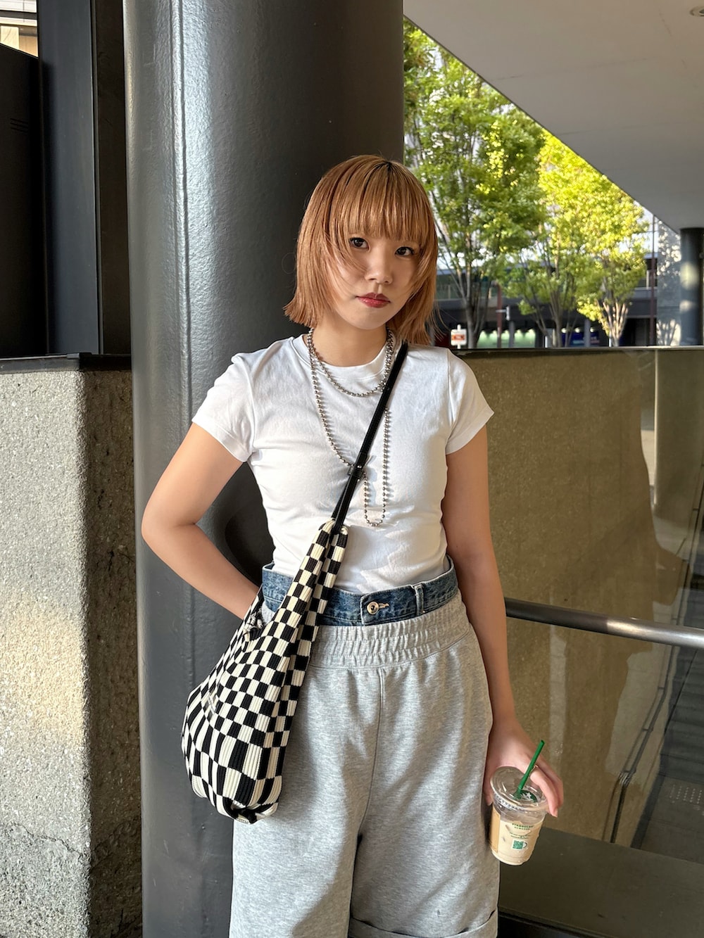 「白Tシャツ、おでかけコーデ、オトナカワイイ、プチプラ、UNIQLO、ユニクロ、高身長女子、レイヤードスタイル、スウェットパンツ、デニムパンツ、パンツスタイル、パンプス、シンプルコーデ、オトナカジュアル」｜「ADAM ET ROPE'のアイテム（デニムパンツ、ブルー系）」を使った、moneさん（レディース・163cm）の夏コーディネートの2枚目の写真
