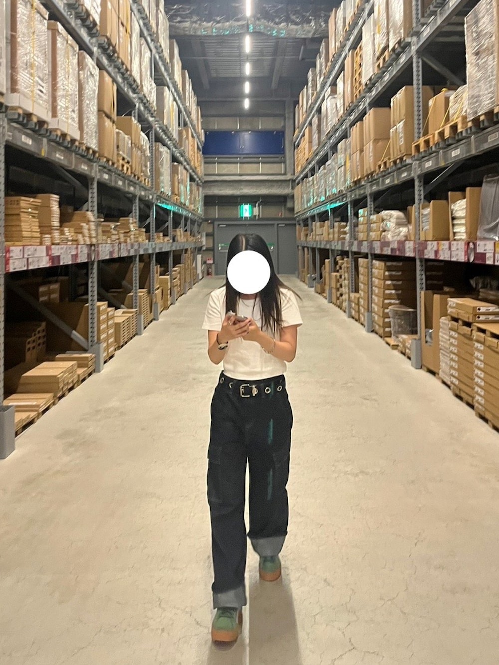 ホワイト系のTシャツ/カットソー、ブルー系のカーゴパンツ、グリーン系のスニーカーを着用したレディースの夏コーディネートの2枚目の写真