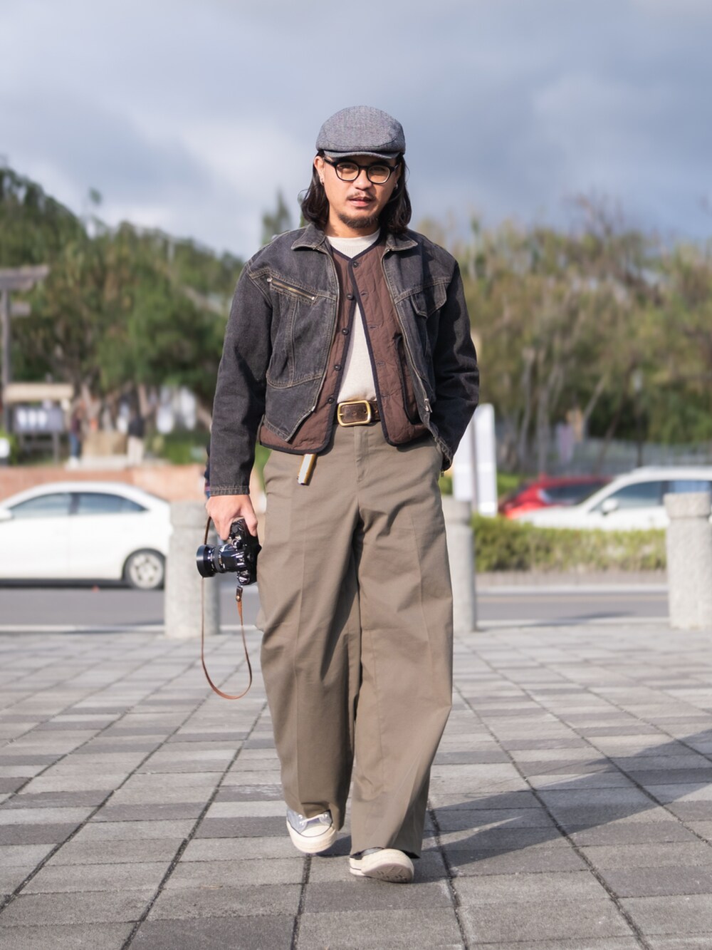 ブラック系のデニムジャケット、ブラウン系のベスト、その他のチノパンツを着用したメンズの冬コーディネートの3枚目の写真