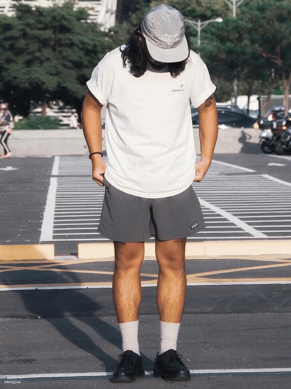 ホワイト系のTシャツ/カットソー、グレー系のカーゴパンツ、ブラック系のローファーを着用したメンズの夏コーディネートの4枚目の写真