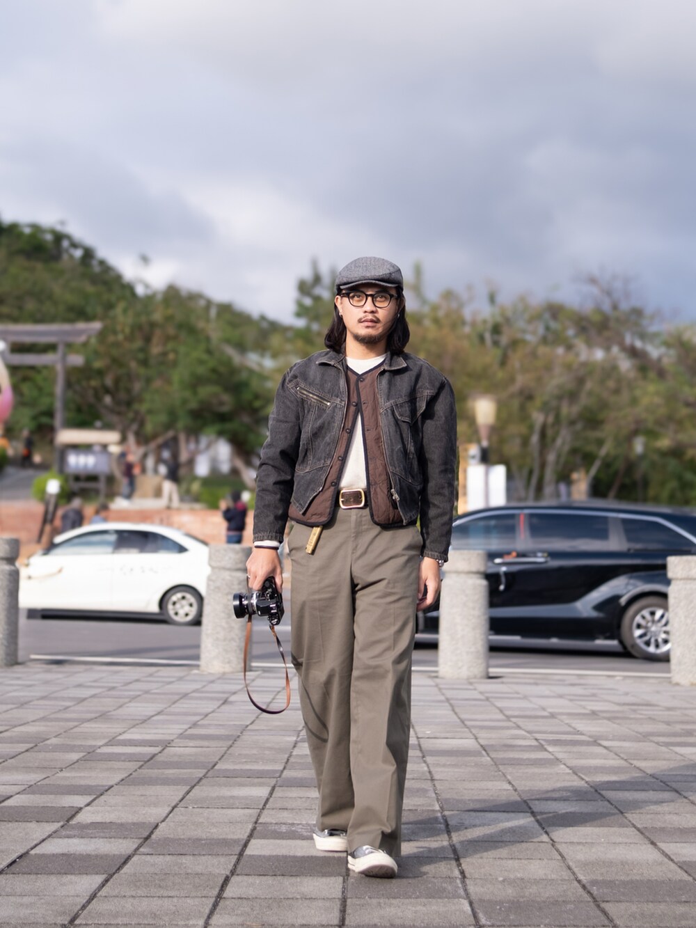 ブラック系のデニムジャケット、ブラウン系のベスト、その他のチノパンツを着用したメンズの冬コーディネートの4枚目の写真