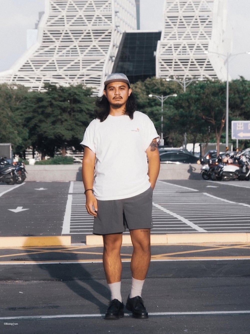 ホワイト系のTシャツ/カットソー、グレー系のカーゴパンツ、ブラック系のローファーを着用したメンズの夏コーディネートの3枚目の写真