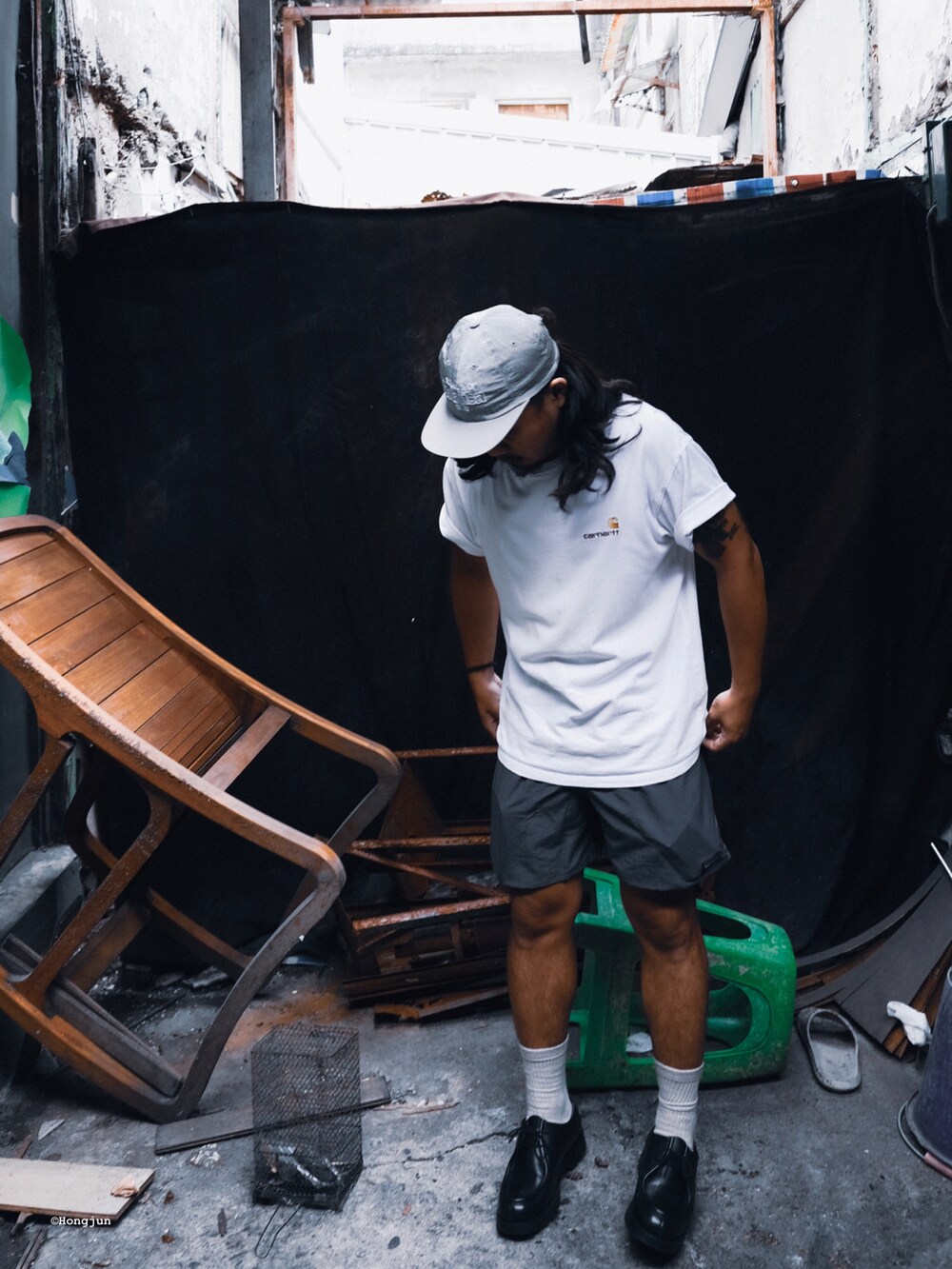 ホワイト系のTシャツ/カットソー、グレー系のカーゴパンツ、ブラック系のローファーを着用したメンズの夏コーディネートの2枚目の写真