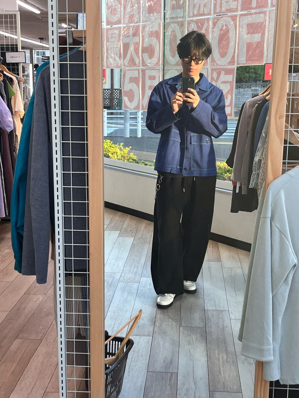 「スウェットパンツ、大学生コーデ、大学生、ブラックコーデ、ワントーンコーデ」｜「coenのアイテム（Tシャツ/カットソー、ブラック系）」を使った、むうささん（メンズ・173cm）の春コーディネートの2枚目の写真