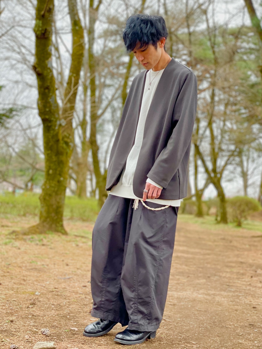 「春服、メンズコーデ、お洒落さんとつながりたい、春服みてみて、ゆるコーデ、ラフ、シンプルコーデ、低身長コーデ、今日のコーデ、休日コーデ、モノトーンコーデ、ブラック、低身長、プチプラコーデ、ローファー」｜「UNIQLOのアイテム（ノーカラージャケット、グレー系）」を使った、『ナオト』さん（メンズ・163cm）の春コーディネートの2枚目の写真