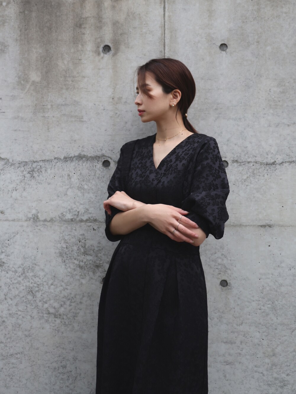 ブラック系のワンピース/ドレスを着用したレディースの夏コーディネートの5枚目の写真