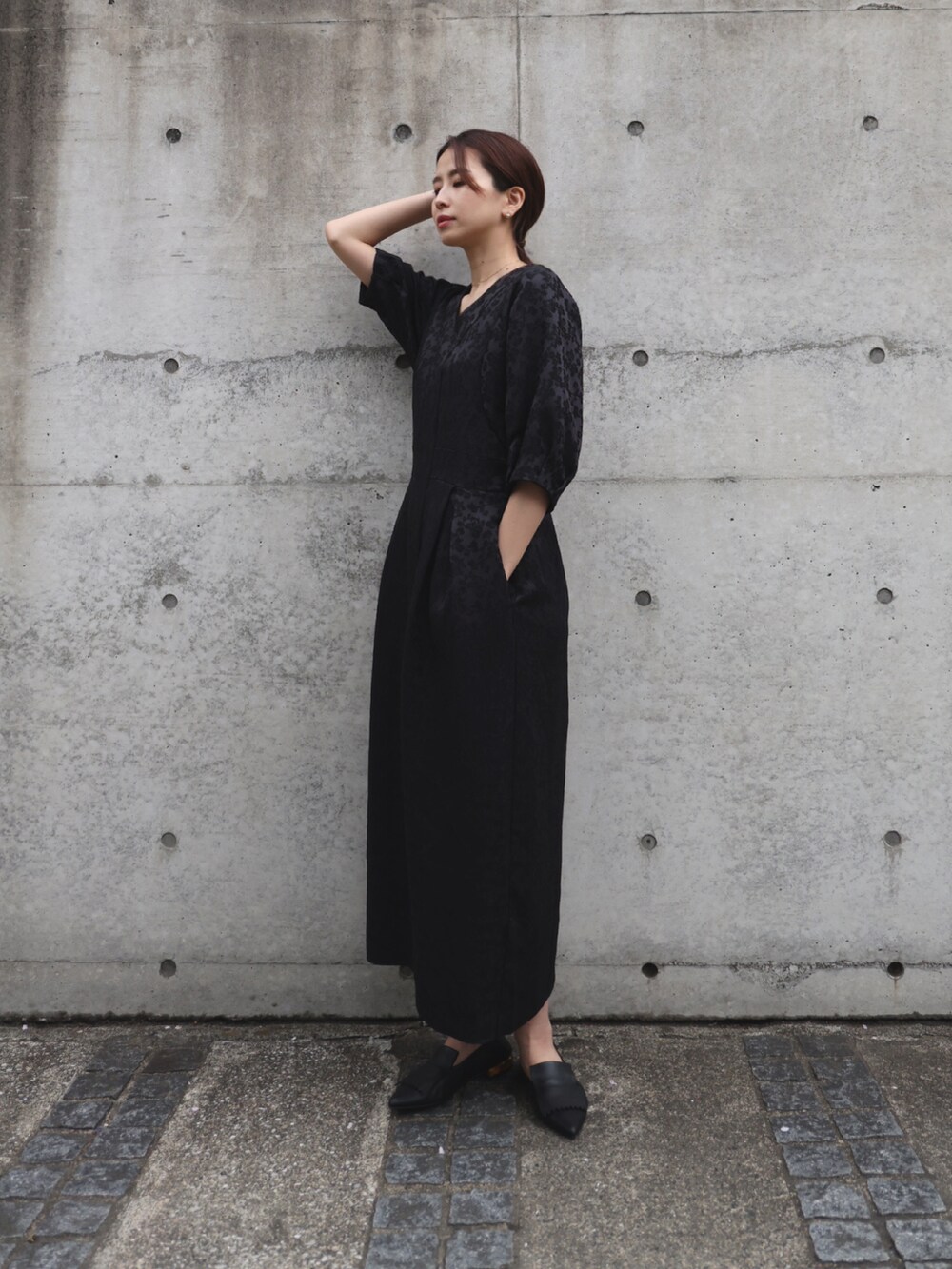 ブラック系のワンピース/ドレスを着用したレディースの夏コーディネートの2枚目の写真