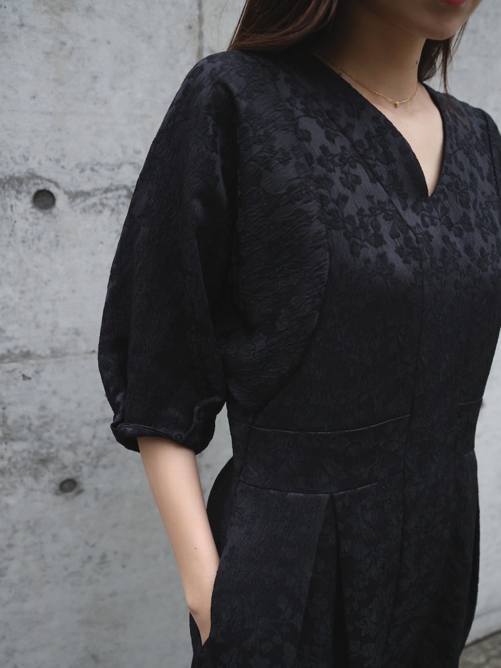 ブラック系のワンピース/ドレスを着用したレディースの夏コーディネートの4枚目の写真