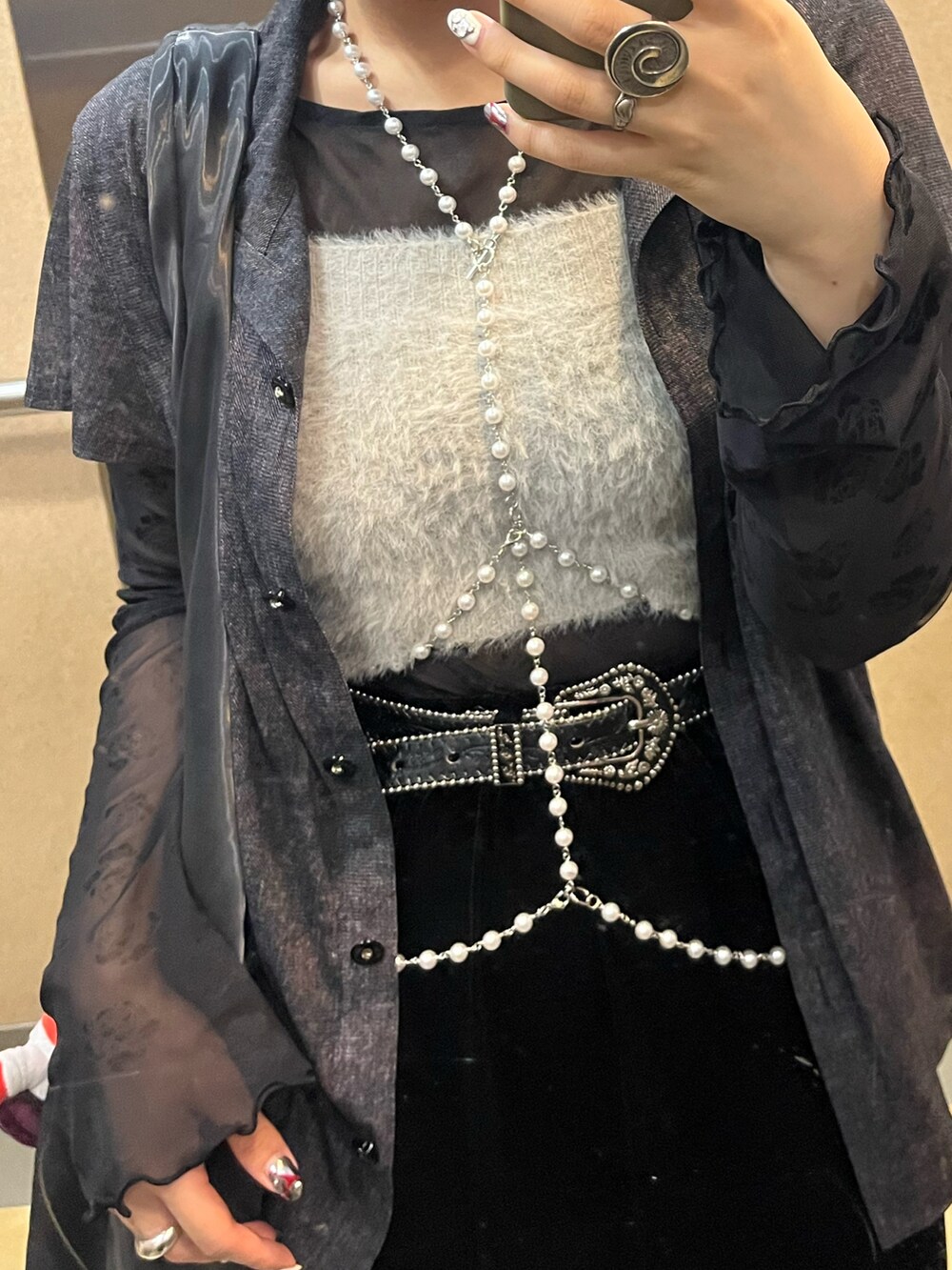 ブラウン系のスカート、ホワイト系のサスペンダーを着用したレディースの秋コーディネートの2枚目の写真