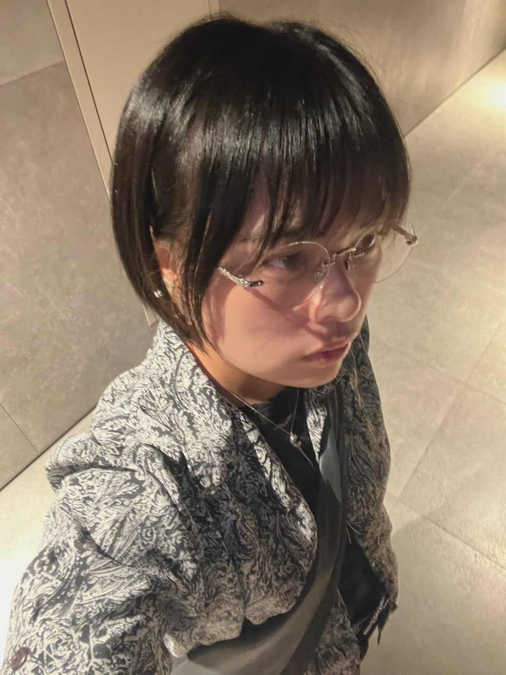 ブラック系のその他トップス、ブラウン系のスカート、ブラック系のシャツ/ブラウスを着用したレディースの夏コーディネートの2枚目の写真