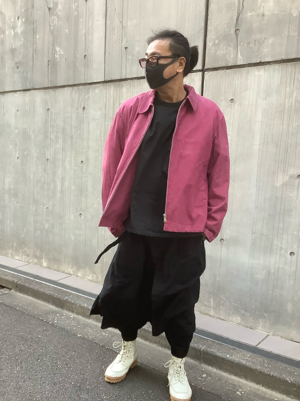ピンク系のブルゾン、ブラック系のパンツ、ブラック系のトップスを着用したメンズの冬コーディネートの2枚目の写真