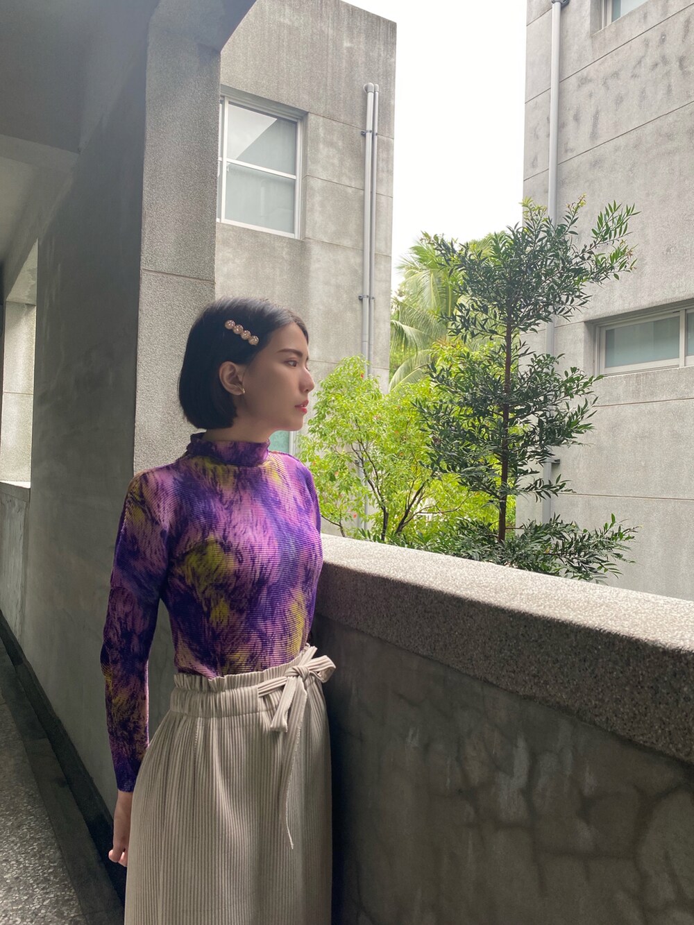 レッド系のトップス、グレー系のシャツ/ブラウスを着用したレディースの秋コーディネートの3枚目の写真