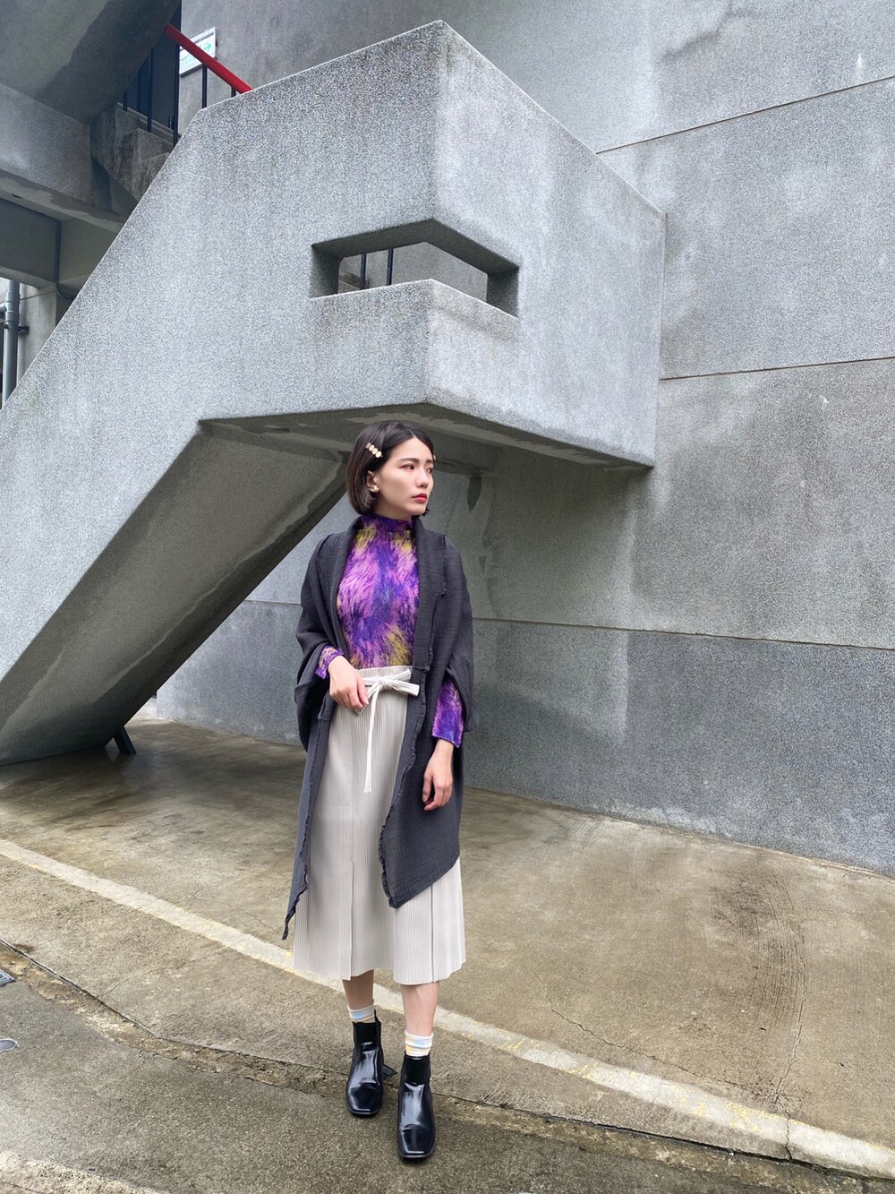 レッド系のトップス、グレー系のシャツ/ブラウスを着用したレディースの秋コーディネートの2枚目の写真