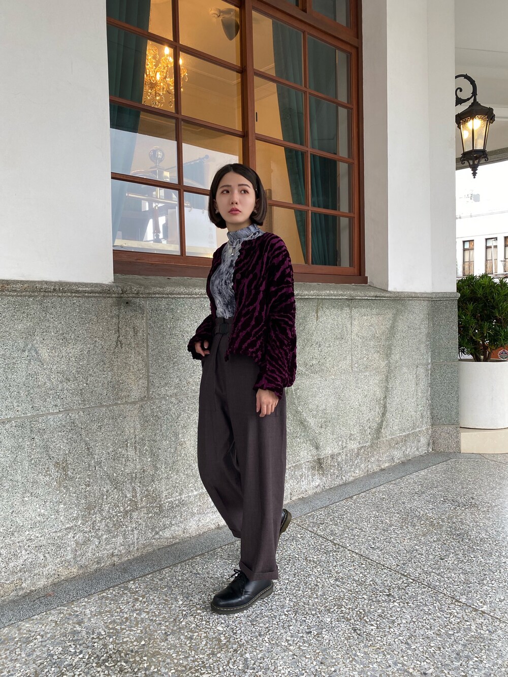 グレー系のトップス、グレー系のパンツ、レッド系のジャケット/アウターを着用したレディースの秋コーディネートの3枚目の写真