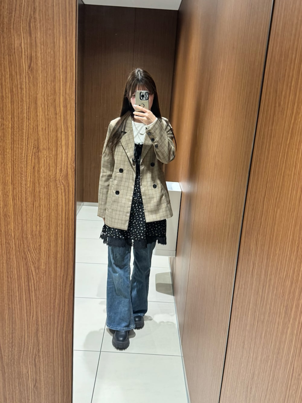 ブラック系のワンピースを着用したレディースの春コーディネートの2枚目の写真