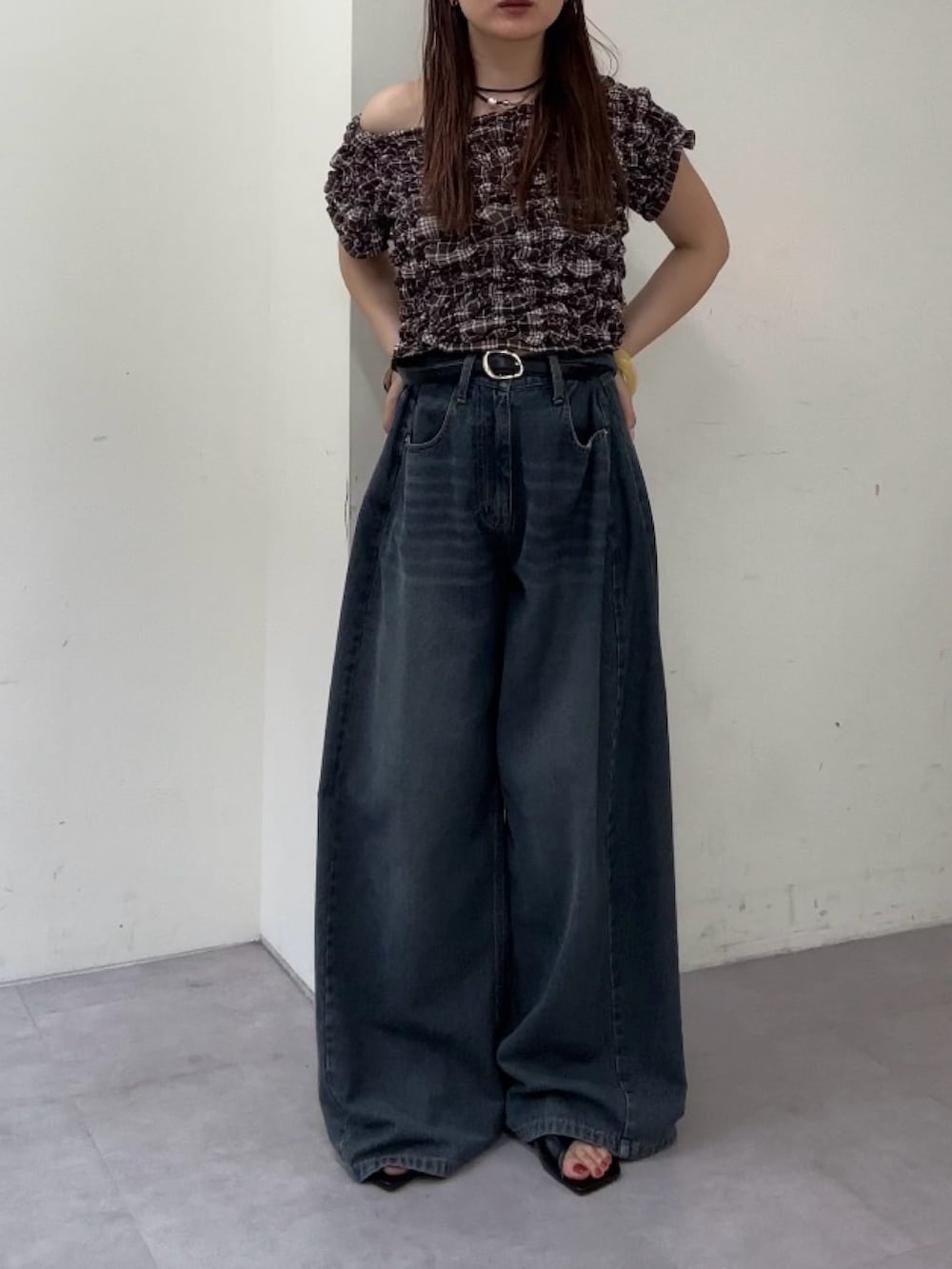 ブラウン系のTシャツ/カットソー、ブルー系のデニムパンツを着用したレディースの夏コーディネートの2枚目の写真