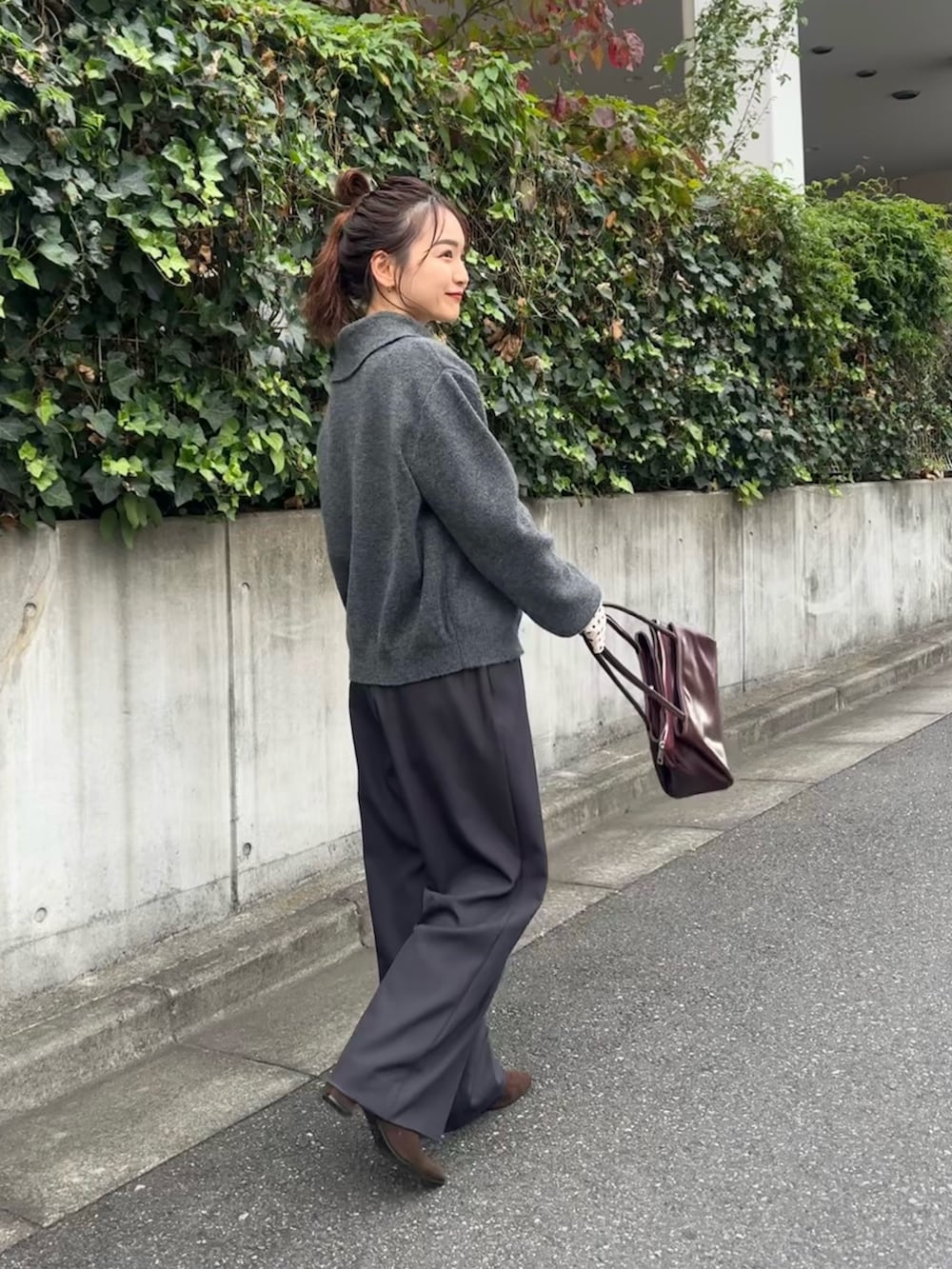 ホワイト系のTシャツ/カットソー、グレー系のカーディガン/ボレロ、グレー系のスラックスを着用したレディースの秋コーディネートの2枚目の写真
