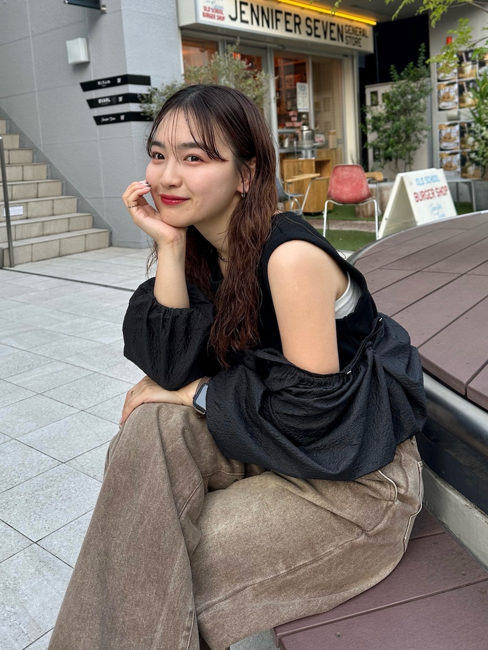 ブラウン系のローファー、ブラウン系のデニムパンツ、グレー系のワンピースを着用したレディースの秋コーディネートの2枚目の写真