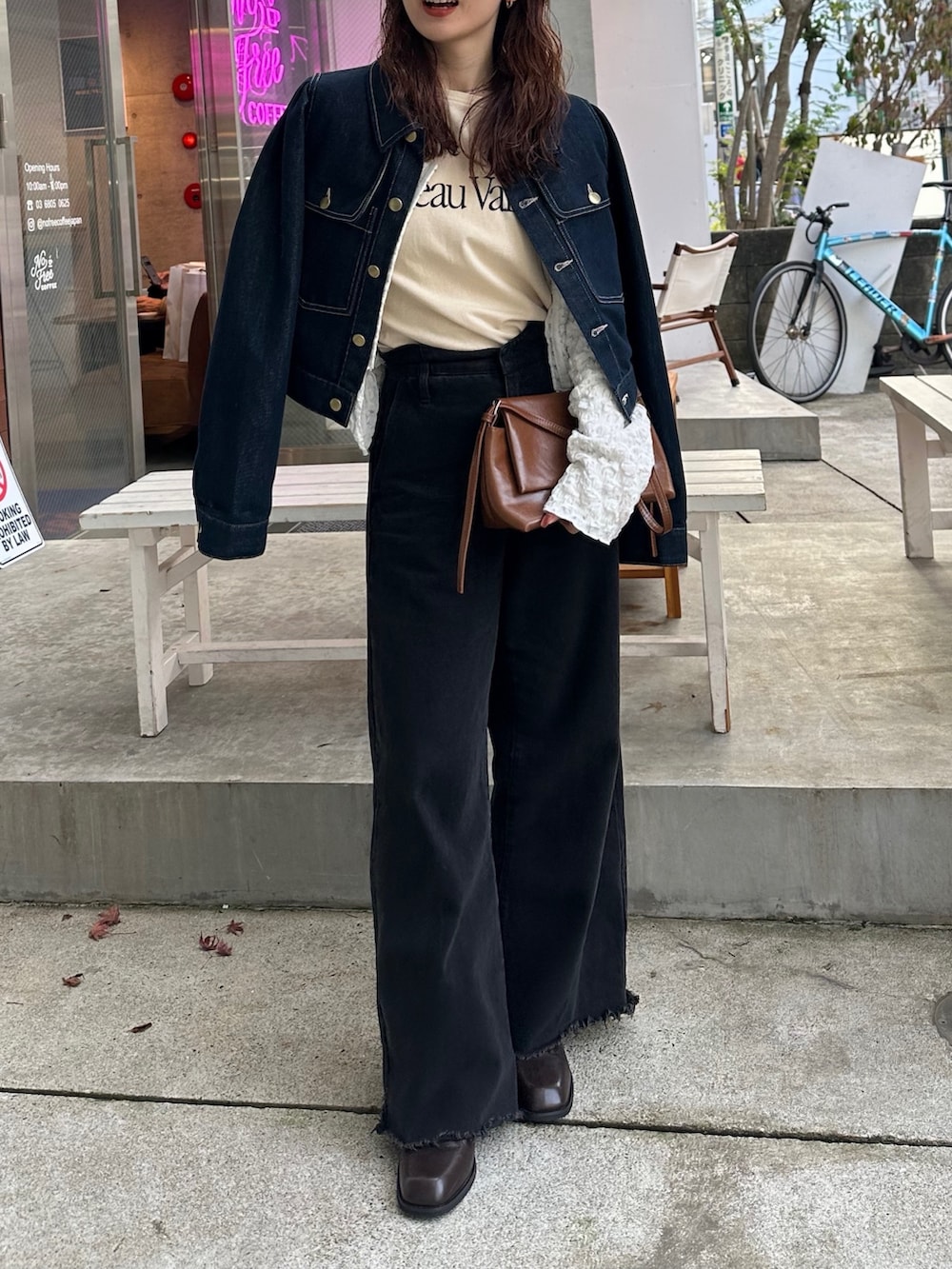 ベージュ系のTシャツ/カットソー、ホワイト系のシャツ/ブラウス、ブルー系のデニムジャケットを着用したレディースの冬コーディネートの4枚目の写真