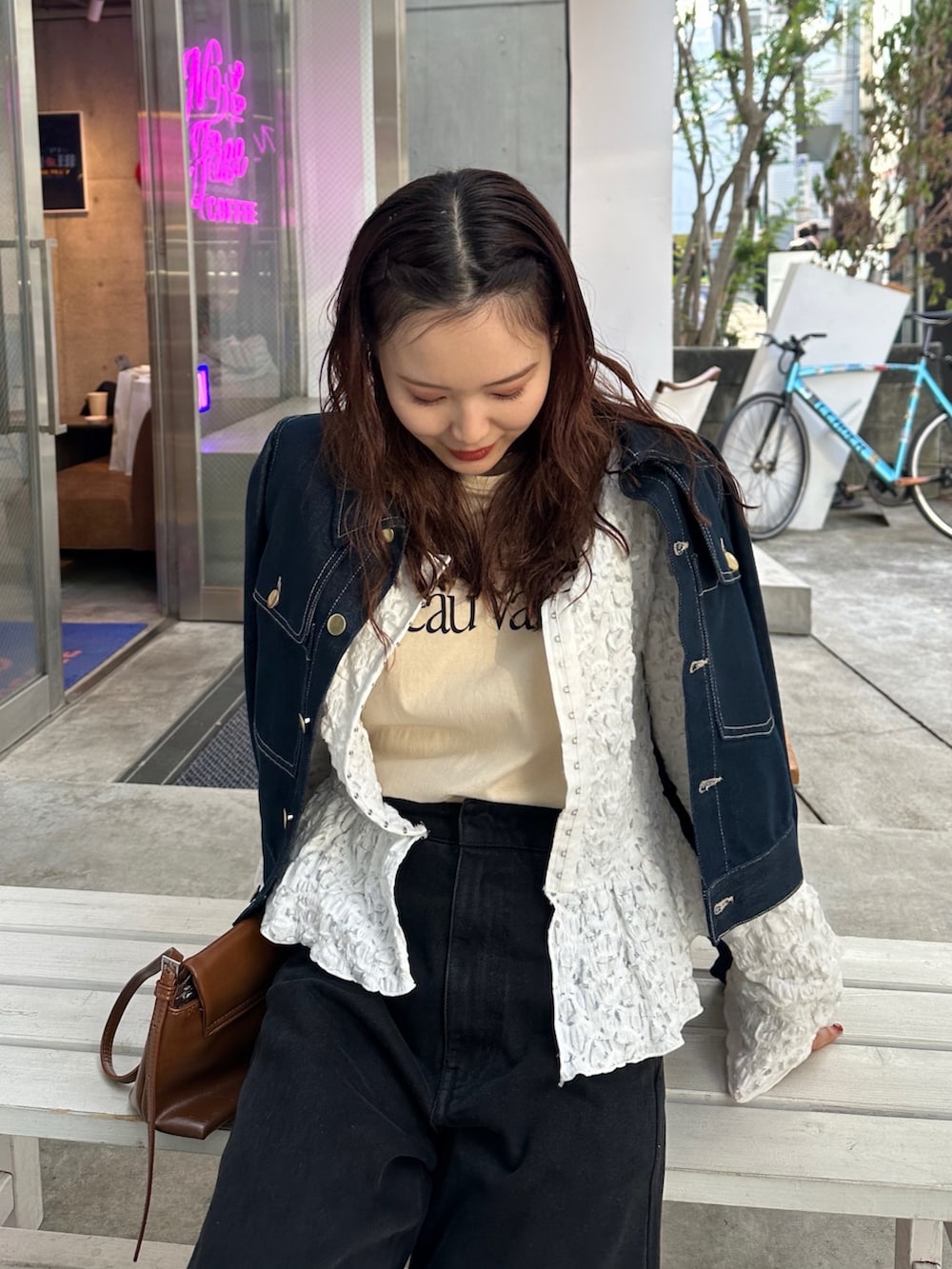 ベージュ系のTシャツ/カットソー、ホワイト系のシャツ/ブラウス、ブルー系のデニムジャケットを着用したレディースの冬コーディネートの3枚目の写真