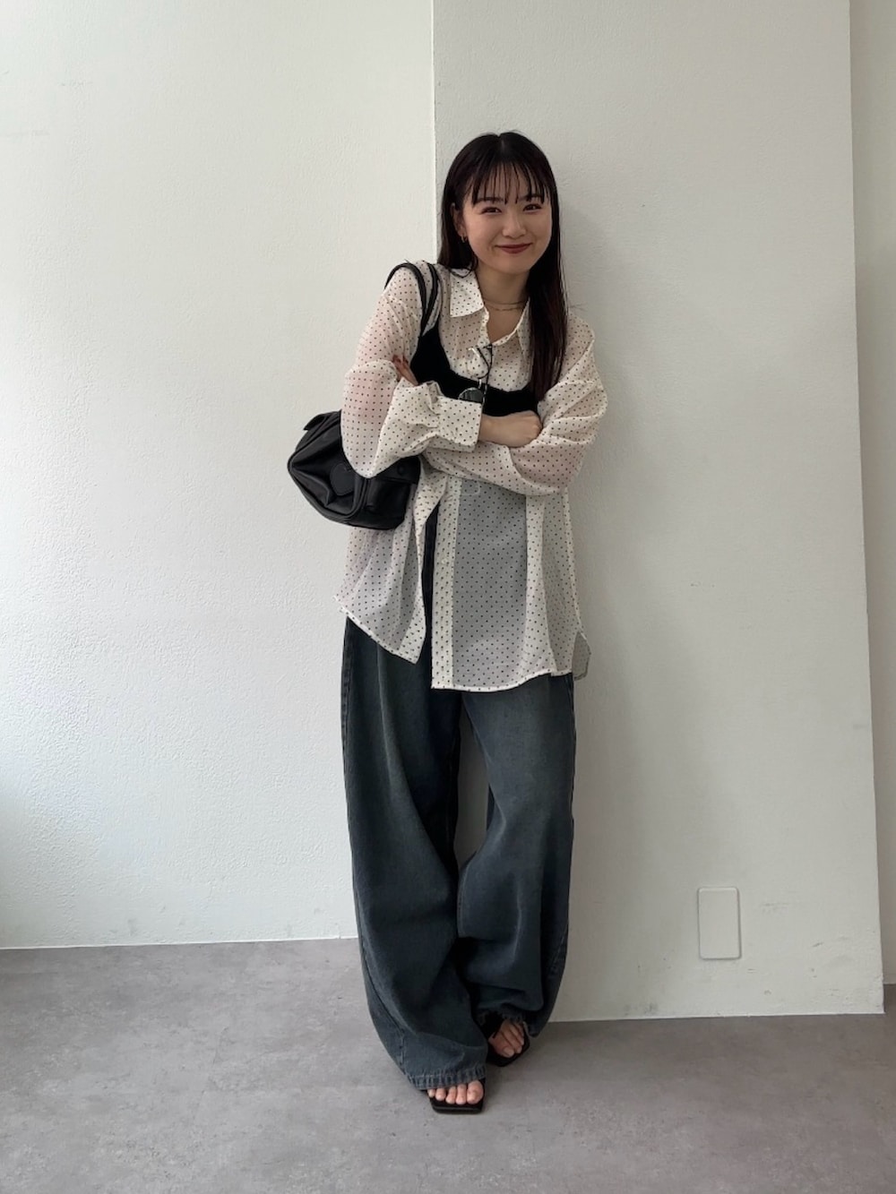 ホワイト系のシャツ/ブラウス、ブルー系のデニムパンツ、ブラック系のサンダルを着用したレディースの春コーディネートの2枚目の写真