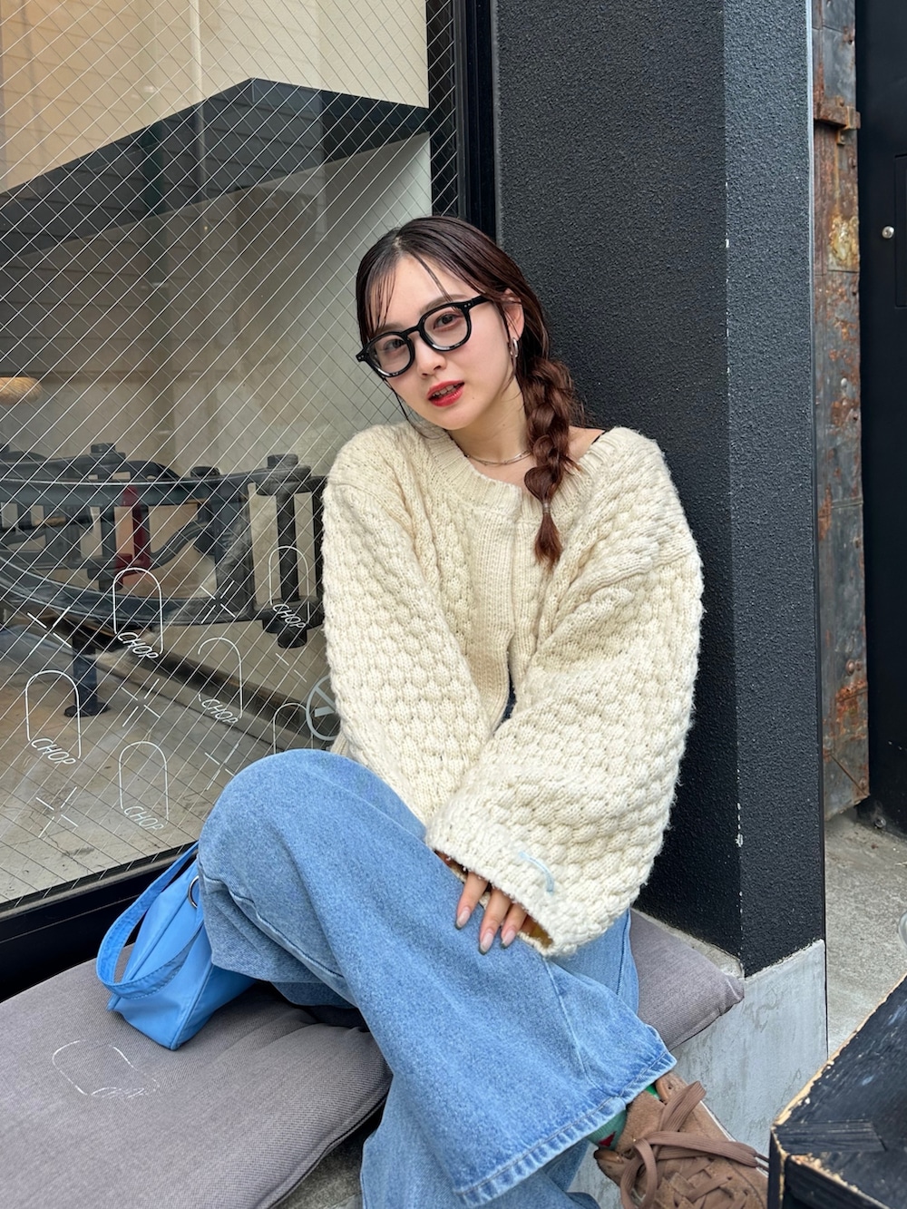 ブルー系のデニムパンツ、ホワイト系のカーディガン/ボレロを着用したレディースの秋コーディネートの3枚目の写真