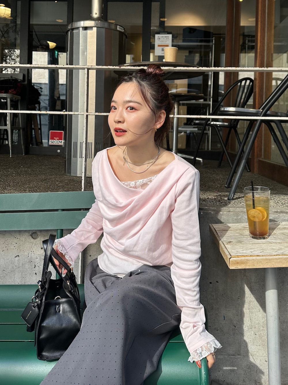 ピンク系のTシャツ/カットソー、グレー系のスラックスを着用したレディースの春コーディネートの2枚目の写真
