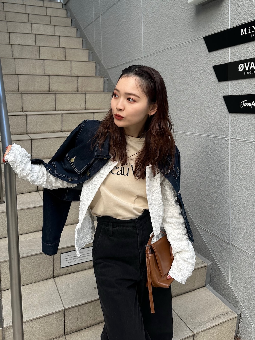 ベージュ系のTシャツ/カットソー、ホワイト系のシャツ/ブラウス、ブルー系のデニムジャケットを着用したレディースの冬コーディネートの2枚目の写真