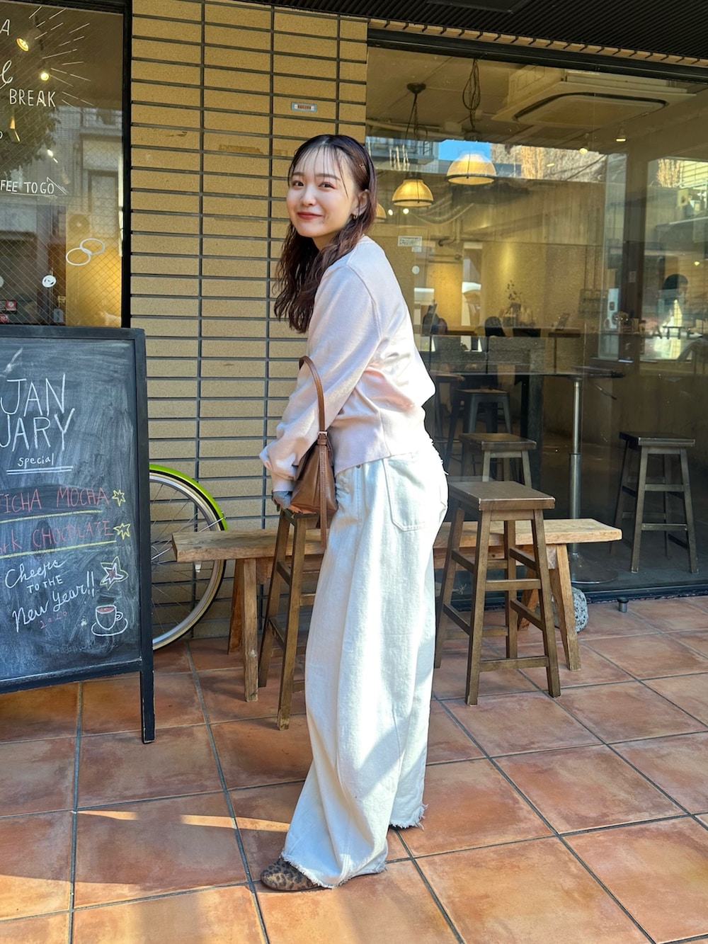 グレー系のTシャツ/カットソー、ピンク系のカーディガン/ボレロ、イエロー系のショルダーバッグを着用したレディースの冬コーディネートの2枚目の写真
