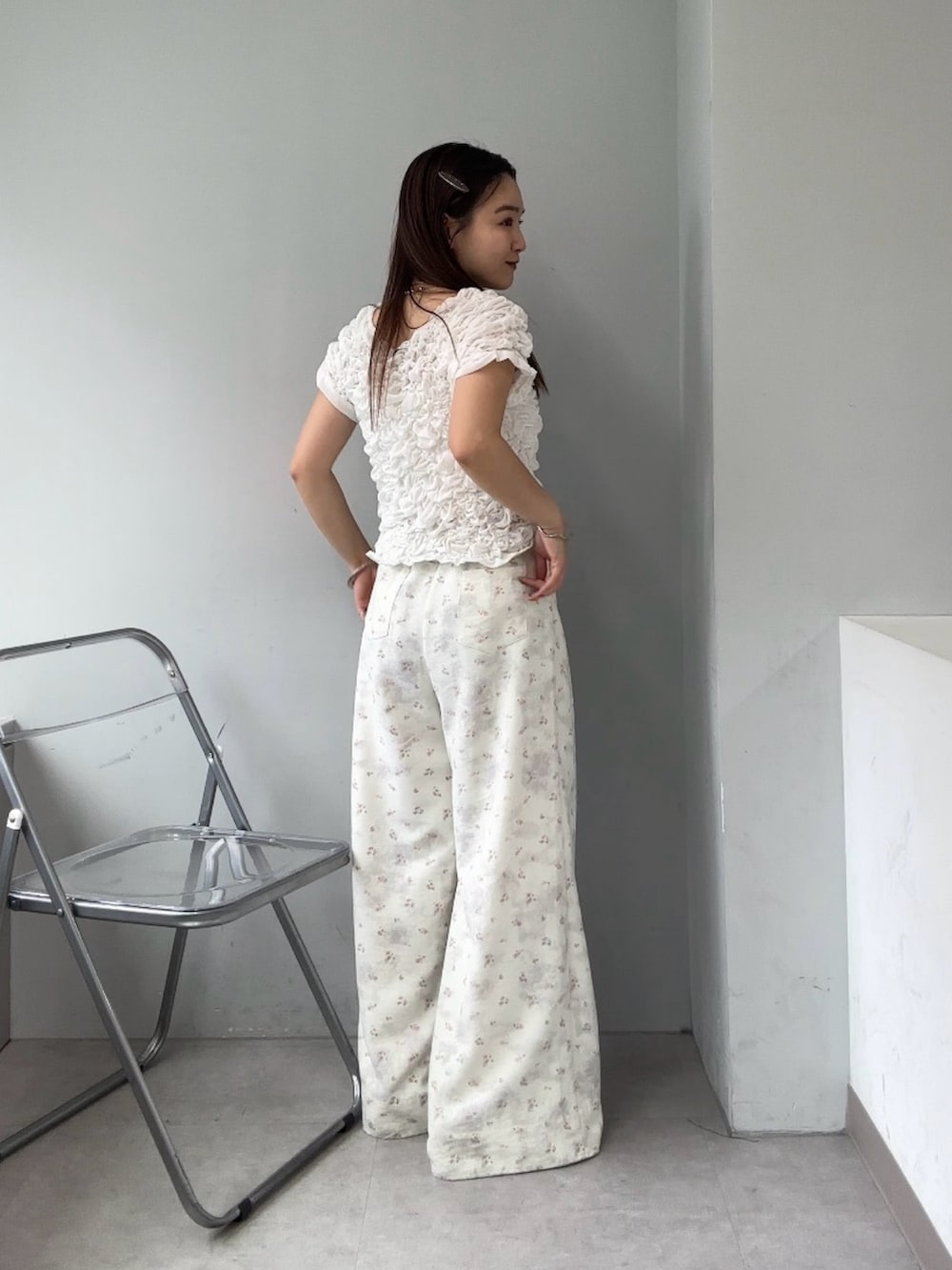 ホワイト系のその他パンツ、ホワイト系のTシャツ/カットソー、ブラック系のサンダルを着用したレディースの春コーディネートの2枚目の写真