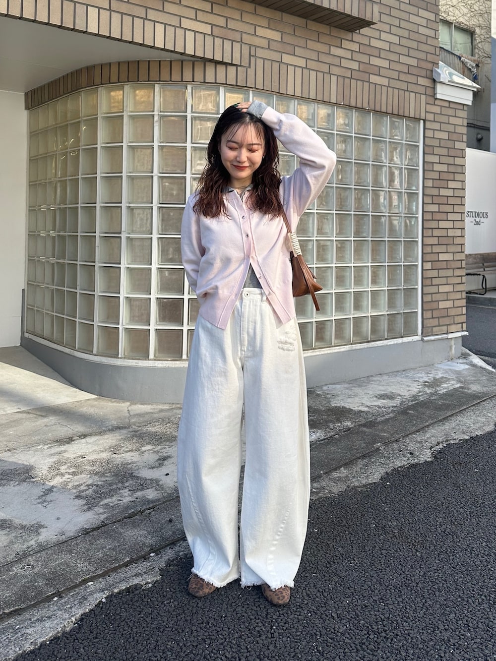 グレー系のTシャツ/カットソー、ピンク系のカーディガン/ボレロ、イエロー系のショルダーバッグを着用したレディースの冬コーディネートの3枚目の写真