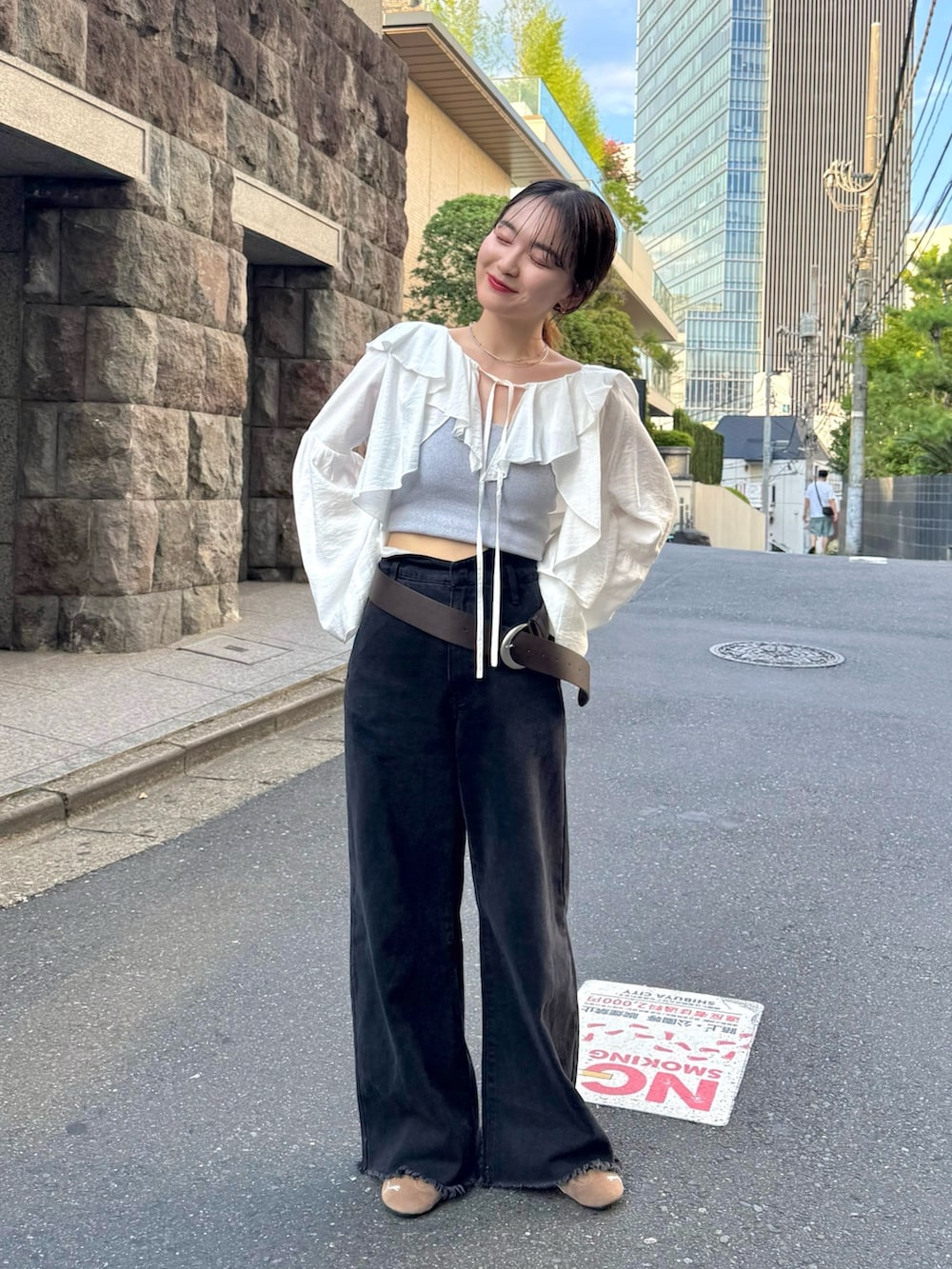 ホワイト系のシャツ/ブラウス、グレー系のキャミソール、ブラック系のデニムパンツを着用したレディースの夏コーディネートの2枚目の写真