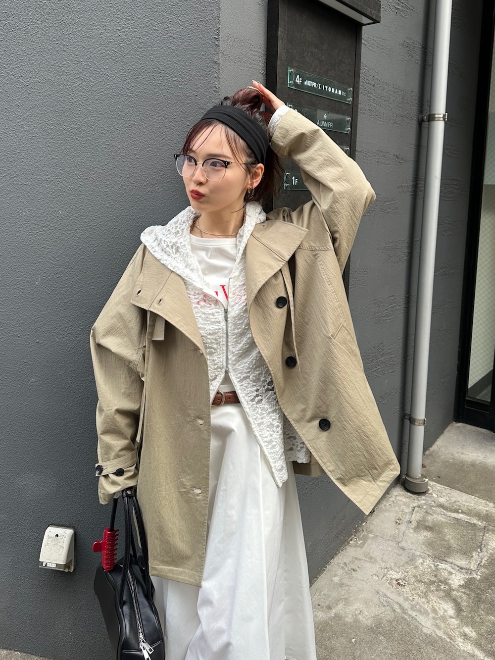 ホワイト系のスカート、ブラウン系のローファー、ホワイト系のTシャツ/カットソーを着用したレディースの冬コーディネートの3枚目の写真