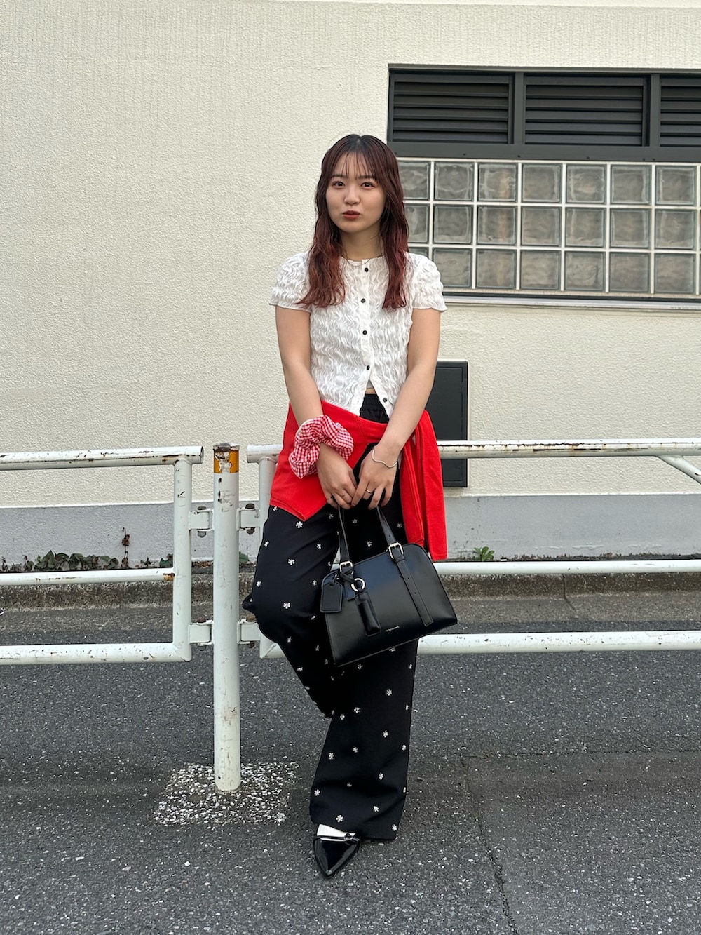 ホワイト系のシャツ/ブラウス、ブラック系のパンプス、ブラック系のスラックスを着用したレディースの春コーディネートの2枚目の写真